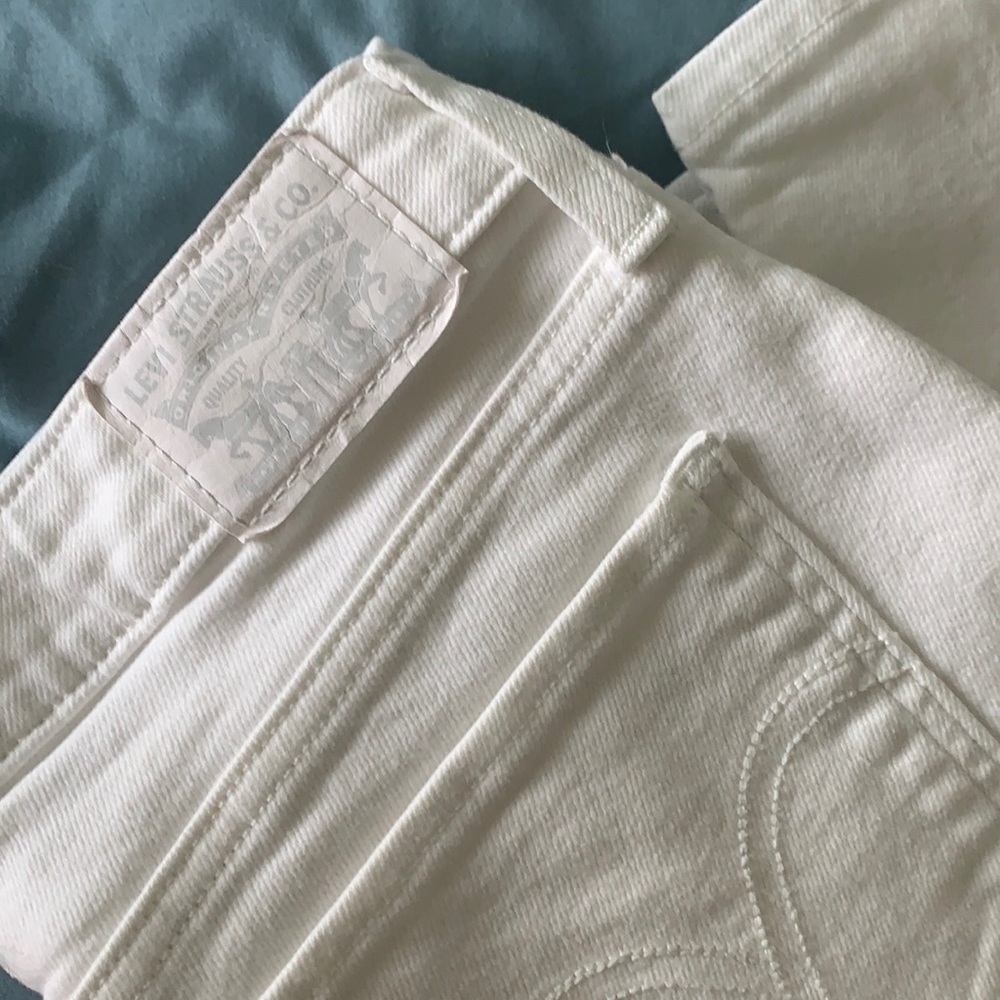 White Levi’s 535 super skinny denim jeans